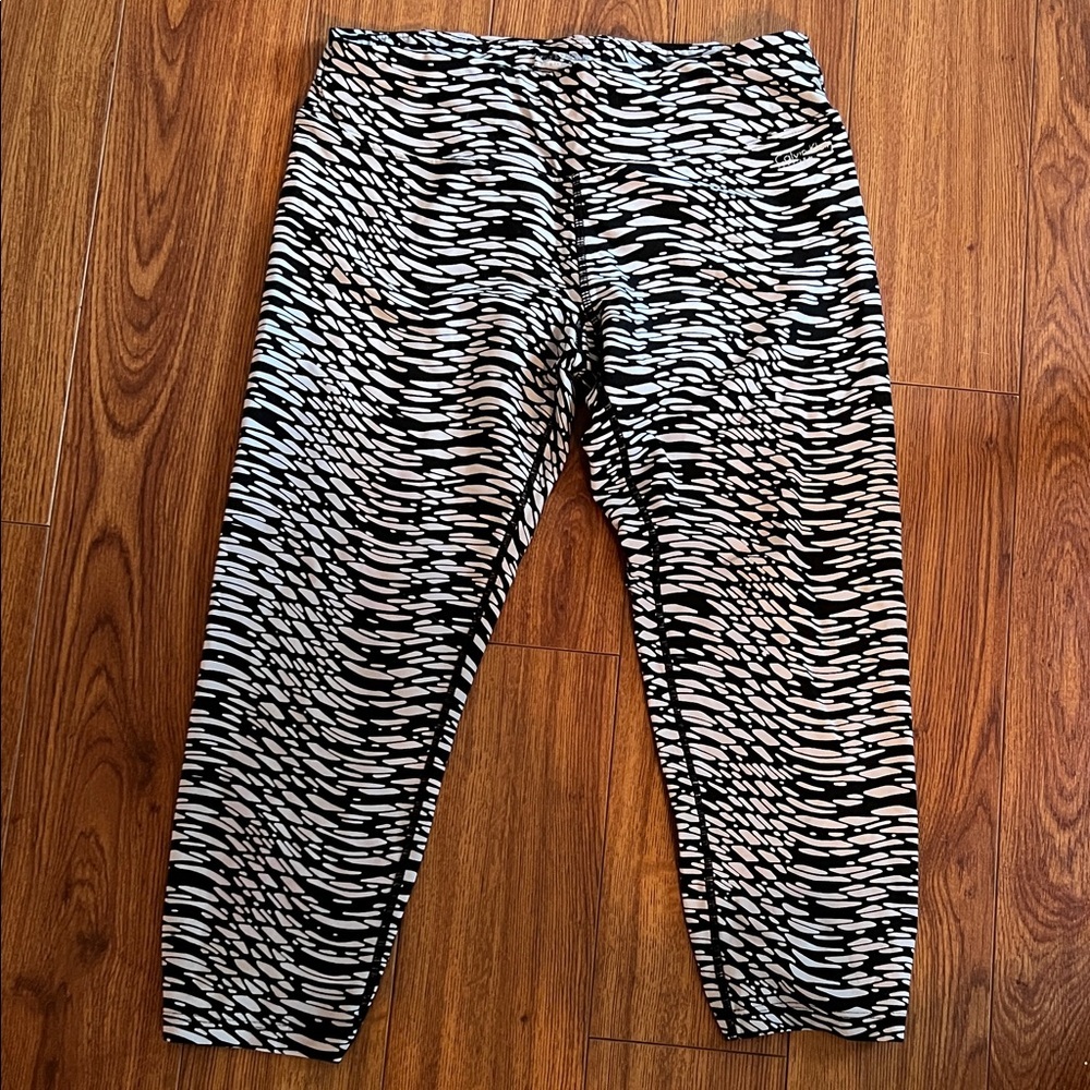 Calvin Klein Performance “Quick Dry” Black & White Abstract Print Capri Leggings